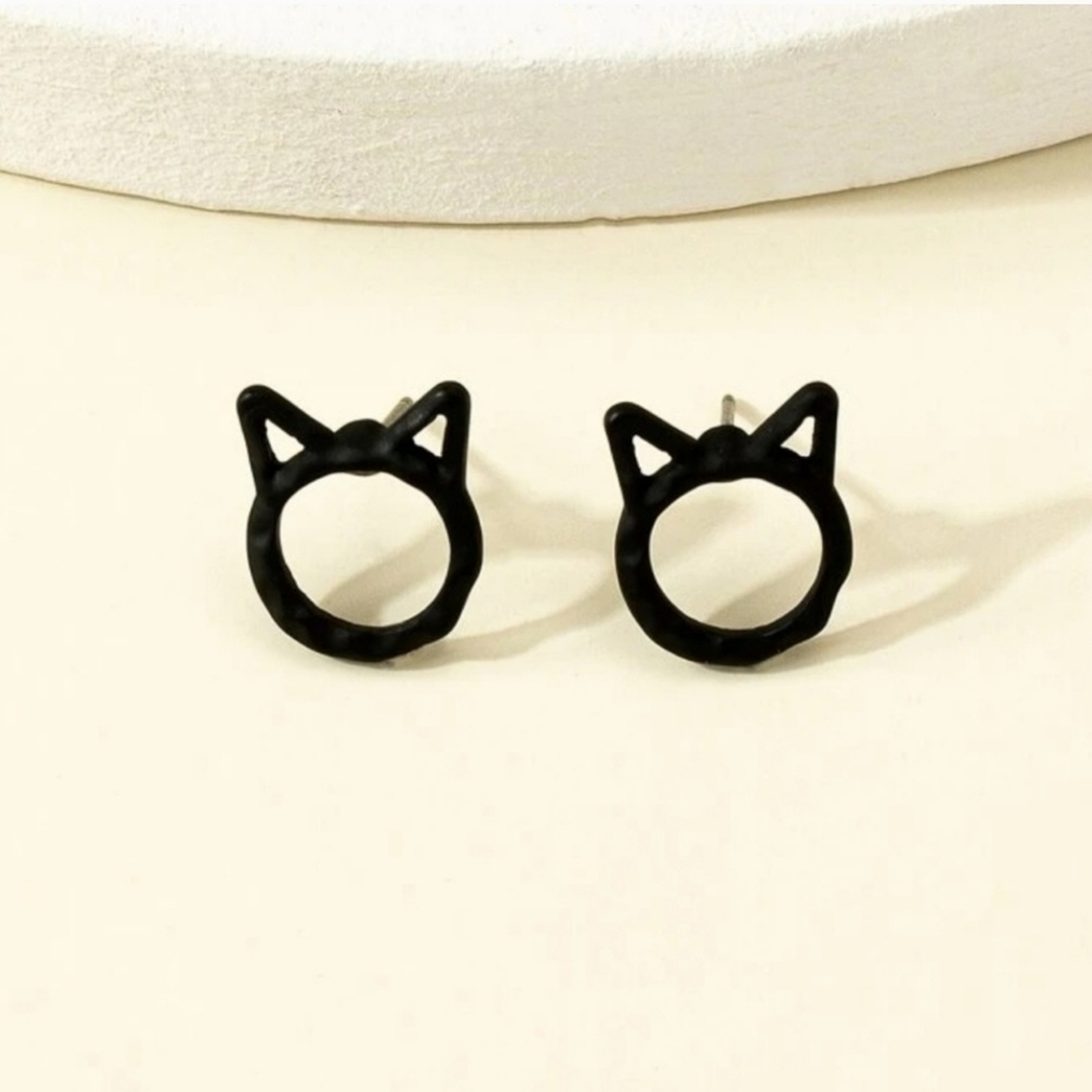 Kitty cat earrings in black